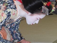 艶やかな京都の風情、舞妓さんの舞。きれいですね。