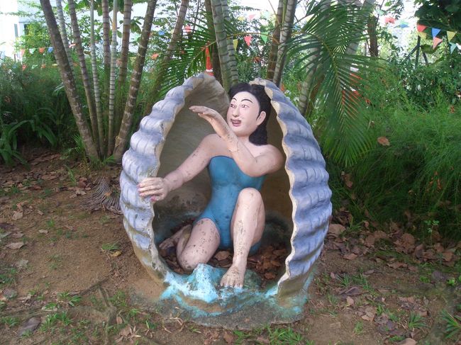 羽田国際線就航記念キャンペーンプライスで、<br />シンガポール航空で行ってきました。<br />今まで特に関心がなかったのですが、<br />見てよし食べてよし買ってよしの楽しいところでしたね〜。<br />都会なので、何もかもスムーズだったですし。<br /><br />今回の訪問の目玉は、タイガーバームガーデン！！<br />（正しい名称は「ハウパー・ヴィラ」です）<br />香港のには昔行ったことがあり、いたく感銘を受けたのですが、<br />今では無いということで<br />シンガポールにはあるうちに行ってこられて良かった☆<br /><br />つっこみ所満載でわけわかんないオブジェだらけですが、<br />そこが楽しかったりして。<br />B級スポットマニアにはたまりませんよ。<br />今まで知らなかった方にも是非知っていただきたいです。<br />