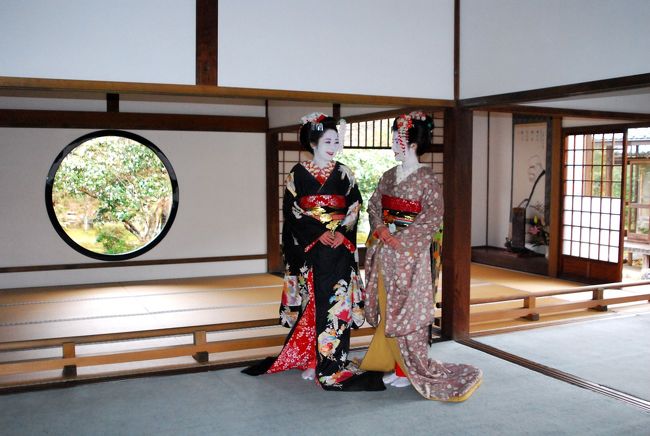 2014年そうだ京都、行こうは源光庵　<br />4年前の京都。再編集いたしました。<br />丸い「 悟りの窓」と四角い「迷いの窓」<br />小針氏ハイポーズ！今年は混雑で無理でしょうね〜<br /><br /><br />舞妓さん体験<br />一笑してくださいませ。<br /><br />それぞれのお休みが合う2010年12月末<br />京都へ行って参りました。<br />寒いけど空いていてお正月の準備も愉しみながら<br />見学できるのが魅力でした。<br /><br />小針さん（プロのカメラマンで　町屋の貸してと借りてのお見合いに尽力されたとても元気な方です　http://www.noritz.co.jp/kurashi/special/vol07_2.html）のお写真に一目惚れで<br />華憧さんにて舞妓体験・・<br />宣伝していない華憧さんにめぐりあえましたのも<br />変身処案内ANIMATOというサイトでした<br />http://animato.sakura.ne.jp/annai/repo/cadeau/cadeau2_1.html<br />素敵な写真を撮ってもらえ娘達は満足したかな！？<br />ご夫妻でされている華憧さんは一日２人までなので<br />私共は華陽さんにて変身し合流でした。<br />自分も体験中の最中　カメラがないの・・また携帯ぃぃ<br />娘らのショットを撮ってみました。<br /><br />着物は夏は暑く、冬は襟足大きく、たもとも開いているので寒い<br />それを夏は絽を着て如何に涼しげに、冬は温かそうに見せる。<br />見てくれる人に如何に喜んでもらえるかどうかだそうです。<br />自分自身は関係ない相手が主体<br />日本文化はそういうものだそうです。<br />奥ゆかしい　<br />日本文化の深さに少し触れさせて頂き少し興味がわきました。<br /><br /><br /><br />