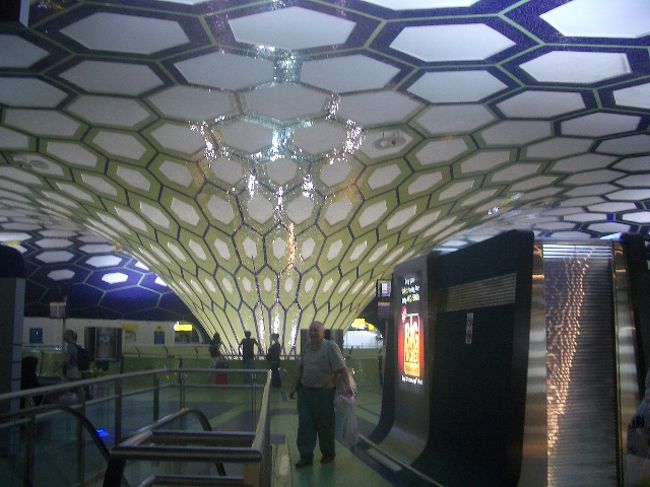 アブダビ空港編として1つにまとめました。<br />第１ターミナルの搭乗口の出入り口をでると<br />こんなかんじ。