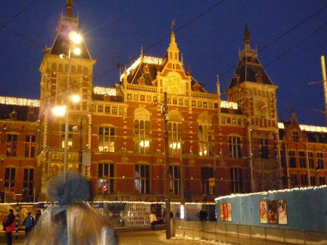 ヒースロー出発は遅れること4時間！ホテルへ着いたのは何と自宅を出発してから23時間30分後・・・<br />この旅、どうなることやら。というよりも、初めて来たオランダの風景に真っ暗な雪化粧にもウキウキ！<br />この予想は大当たりで、オランダの美術や音楽、建物、デザイン・・・とどこをとっても予想以上に素敵なのです&#9829;