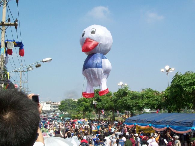 【９～１０日目】<br />旅の最終日です。<br />今日のロイクラトンは夕暮れから「小さいクラトン」を夜空へ一斉に放つ、幻想的とも映る催しがあるんですが、残念ながら見れない。<br /><br />それで、チェンマイ最後のこの日は、またもやチェンマイ散歩に朝から出かけました。<br />と！チェンマイ市役所の前で熱気球コンテストをやっていた。これが見ていてなかなか楽しい催しで、最後のチェンマイを楽しみました。<br /><br />----【日程】---------------------------------<br />D1　11/13 関空-台北(CI157)<br />D2　11/14 台北-ﾁｪﾝﾏｲ(CI851) 【ﾁｪﾝﾏｲ観光：ｻﾝﾃﾞｰﾏｰｹｯﾄ】<br />D3　11/15 【ﾁｪﾝﾏｲ観光：市内散策】<br />D4　11/16 ﾁｪﾝﾏｲ-ﾁｪﾝﾗ-ｲ(BUS) 【ﾁｪﾝﾗ-ｲ観光】<br />D5　11/17 ﾁｪﾝﾗ-ｲ1000-ﾁｪﾝｾｰﾝ(BUS) 【ﾁｪﾝｾｰﾝ観光】<br />D6　11/18 ﾁｪﾝｾｰﾝ-ｺﾞｰﾙﾃﾞﾝ･ﾄﾗｲｱﾝｸﾞﾙGTA(ﾃﾝｿｳ) 【GTA観光】<br />　　　----　GTA-ﾒｰｻｲ(ﾃﾝｿｳ)、ﾒｰｻｲ-ﾊﾞｻﾝ(BUS)､ﾊﾞｻﾝ-ﾒｰｻﾛﾝ(ﾃﾝｿｳ) <br />　　　----　【ﾒｰｻﾛﾝ観光】<br />D7　11/19 ﾒｰｻﾛﾝ-ｼﾞｮｾﾀﾞｲ(ﾃﾝｿｳ)、ｼﾞｮｾﾀﾞｲ-ﾒｰﾁｬﾝ(ﾃﾝｿｳ)<br />　　　----　ﾒｰﾁｬﾝ-ﾁｪﾝﾗｰｲ(ﾃﾝｿｳ)、ﾁｪﾝﾗｰｲ-ﾁｪﾝﾏｲ(BUS)<br />D8　11/20 【ﾁｪﾝﾏｲ観光：市内散策、ﾛｲｸﾗﾄﾝ祭り=ﾊﾟﾚｰﾄﾞ】<br />D9　11/21 【ﾁｪﾝﾏｲ観光：ﾛｲｸﾗﾄﾝ祭り=熱気球ｺﾝﾃｽﾄ】ﾁｪﾝﾏｲ-台北(CI852)<br />D10 11/22 台北-関空(CI156)