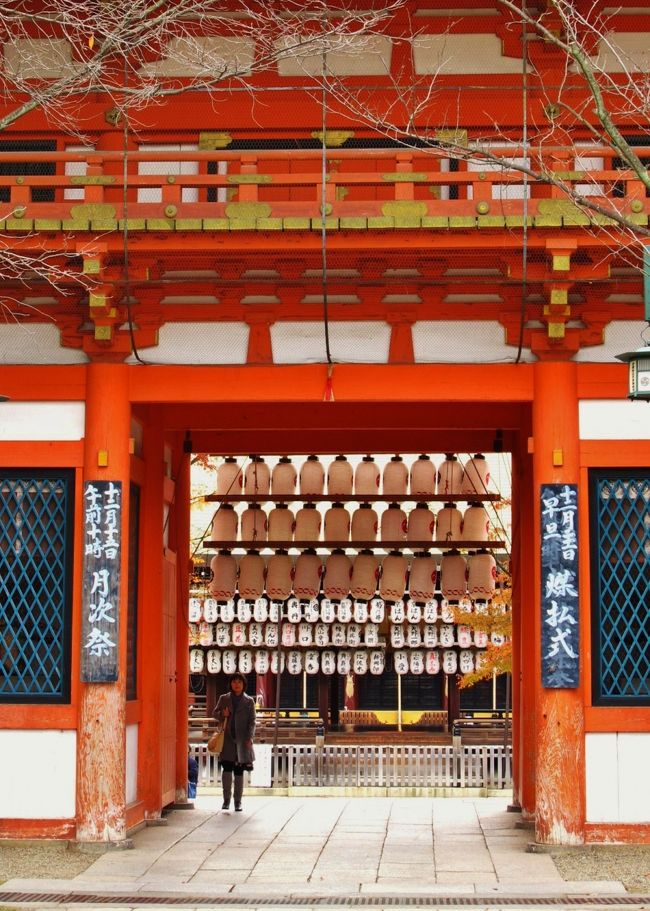 八坂神社は、京都府京都市東山区祇園町にある神社。<br /> かつての社名から祇園さんの愛称で呼ばれる。7月の祇園祭(祇園会)で知られ、ほかに特殊神事として白朮(をけら)祭がある。旧社格は官幣大社。中世には二十二社の下八社のひとつとされた。<br /> 慶応4年(1868年)の神仏分離令(廃仏毀釈運動)により、元々「祇園神社」「祇園社」「祇園感神院」と呼ばれていたのが、「八坂神社」と改められた。<br /> 八坂神社を総本社とし、素戔嗚尊(スサノオ)を祭神とする神社が、日本全国に約2300社あるとされる。<br />現在の祭神は、<br /> 中間 -- 素戔嗚尊(スサノヲノミコト)<br /> 東間 -- 櫛稲田姫命(クシ(イ)ナダヒメノミコト)<br /> 西間 -- 八柱御子神(ヤハシラノミコガミ) となっている。<br /><br />祇園祭は、貞観11年(869年)に各地で疫病が流行した際に神泉苑で行われた御霊会を起源とするもので、天禄元年(970年)ごろから当社の祭礼として毎年行われるようになった。<br />現在の八坂神社は東側にしだれ桜で有名な円山公園 (京都府) が隣接していることもあって、地元の氏神(産土)としての信仰を集めるとともに観光地としても多くの人が訪れている。<br />(フリー百科事典『ウィキペディア(Wikipedia)』より引用)<br /><br />八坂神社については・・<br />http://web.kyoto-inet.or.jp/org/yasaka/<br /><br />円山公園は、京都府京都市東山区にある公園。国の名勝に指定されている。園域は八坂神社、知恩院に隣接する。「祇園枝垂桜」に代表される桜の名所である。<br /> もとは八坂神社の境内の一部。現在の園地計画は武田五一がまとめ、園内にある回遊式の日本庭園は小川治兵衛が作庭、野外音楽堂や坂本龍馬と中岡慎太郎の銅像などもある。(フリー百科事典『ウィキペディア(Wikipedia)』より引用)<br /><br />円山公園については・・<br />http://www.kyotokk.com/maruyamakouen.html<br />http://travel.biglobe.ne.jp/ryoma/area/y_kyo002.html<br />