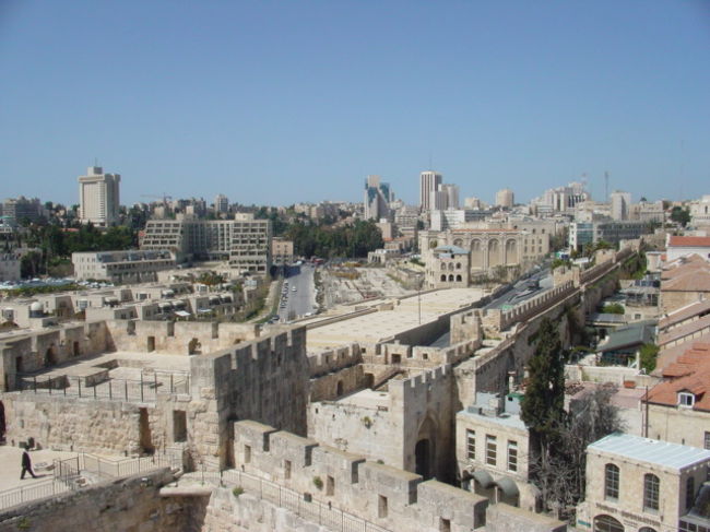 ユダヤ教、イスラム教、キリスト教の3つの宗教の聖地であるエルサレムには、何か特別で神聖な空気が流れているような気がします。神や信仰をかけた数千年にも渡る悠久の歴史の一瞬を垣間見ているような感覚と言えばよいでしょうか。旧市街のダビデの塔、聖墳墓教会、嘆きの壁を訪問した後、オリーブの丘の散策や、新市街のイスラエル博物館で美術品を鑑賞したりしました。
