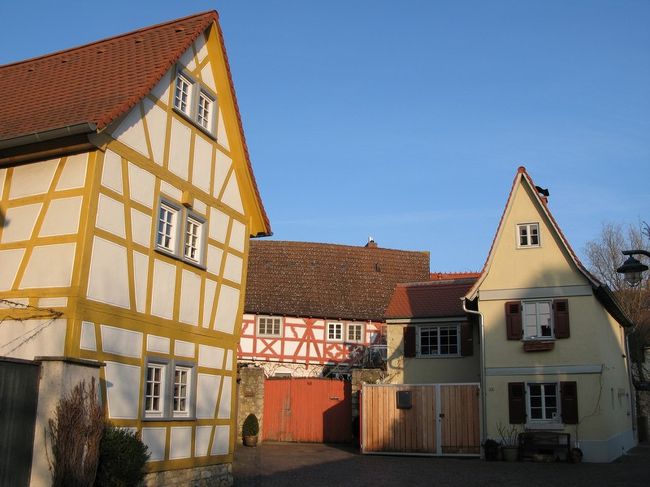 ドイツの14ワイン栽培地域のひとつであるラインガウ(Rheingau)は、ドイツのワインの中でも最も華やかで偉大なワインといわれ、東端は、「ホッホハイム」に始まり、「ラウエンタール」、「キードリヒ」、「エアバッハ」、「ハッテンハイム」、「ヴィンケル」、「ヨハニスベルク」、「リューデスハイム」、「アスマンスハウゼン」を経て、西端は「ロルヒ」まで続きます。<br />ラインガウの各街が、ライン川沿いであるのに対して、「ホッホハイム」は、ずっと東のマイン川畔にある村。<br />日本でも名の通った各醸造所がここに畑を持っていて、ワイン好きは一度は訪れてみたい街だと思います。<br />ここは、とても綺麗に整えられた、他のラインガウの(ドイツ人観光客をメインとする)街と違って、観光客が来る様な街ではなく、古くて、渋い感じの、ワイン一色の街です。<br />かなりマニアックな街だと思いますので、遥遥日本から観光で行くべき街ではなく、ワインの買い付けに行くような街だと思います。<br />でも、手付かずの歴史を感じさせてくれる木組みの家々からなる、本当の昔のドイツの姿を残している街だと思いますので、旅行記としてアップしてみます。
