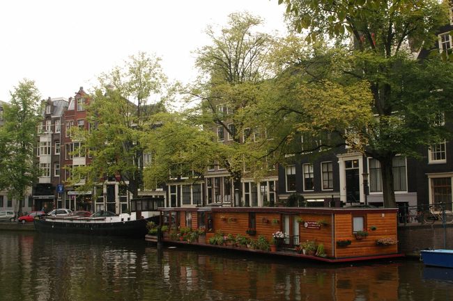 2008年オランダ・ベルギー旅行の記録です。<br />オランダではまず、アムステルダムへ。<br />アンネの家・ゴッホミュージアム・国立博物館などへ行きました。<br />宿泊したホテルの目の前の運河で偶然イベントがあり、ラッキーでした！