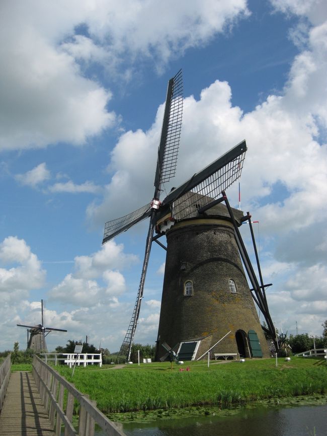 2008年オランダ・ベルギー旅行の記録です。<br />アムステルダムの次はキンデルダイクへ。<br />これぞオランダ、風車の世界へ！！