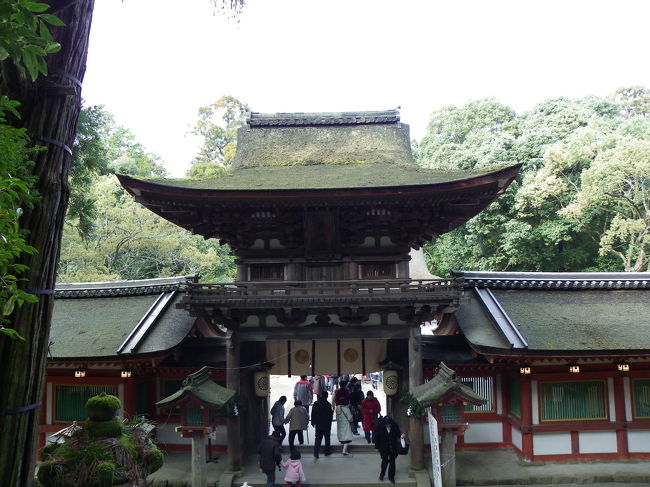 2011年初詣第二弾は奈良県天理市にある『石上神宮（いそのかみじんぐう）』です。<br />三輪明神大神神社からJRで天理に戻ってまだ時間があったので、４世紀に創建された日本最古の神社・『石上神宮』にも参詣してきました。<br /><br />『石上神宮』には桜の時期に訪れたことがあります→http://4travel.jp/traveler/joecool/album/10323337/