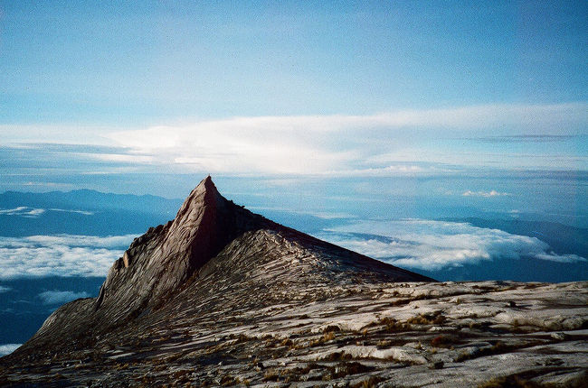 原宿のアウトドアショップに置かれていたパンフレットに一目ぼれして5ヶ月、まさか本当にキナバルに上ることができるなんて思ってなかった。<br /><br />シダの生い茂るふもとと、まるで宇宙のような頂上があるクールな山だった。<br /><br /><br />キナバル情報<br />・旅行会社を通さないとラバンラタ（山小屋）の予約は難しい。（旅行会社が部屋を押さえている様子）<br />・午後になると雨が降る。