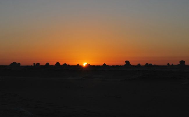 また砂漠で野宿がしたくなり、カイロから1泊2日のツアーに参加。<br /><br />地球とは思えない景観、美しい夜明け、砂漠の美しさを満喫した。<br /><br />