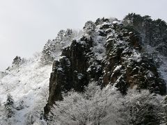 新雪眩しい 水墨画の別世界 “麒麟山温泉”！
