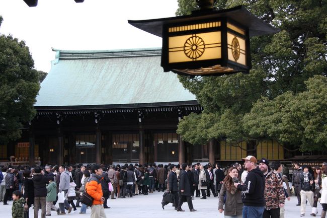 初詣の明治神宮 外拝殿　2011.1.5<br />First visit of the year to Meiji-Jingu /Shrine<br /><br />新年おめでとうございます。<br />今年もよろしくお願いいたします。<br /><br />例年出かける初詣の明治神宮。今年は1月5日でした。<br />初詣は特にめずらしい出来事があったわけではありませんので、概要は記すほどのことはありません。<br /><br />毎年神楽殿でお祓いを受けるときの鈴の儀のシャラシャラという音を聞くたびに、さわやかで身を清められる感じがします。<br />この清涼な気持ちをもって今年1年を健康で暮らせるようお祈りしてきました。<br /><br />今年一年が皆様にとって良い年でありますようにお祈りいたします。<br /> yamada423<br /><br />撮影　CANON EOS40D EF-S 17/85 IS USM<br />画像をクリックして元画像に拡大して御覧になることをお薦めします。<br /><br />&lt;参考&gt;<br />明治神宮初詣<br />http://4travel.jp/traveler/810766/album/10634755/(2012)<br />http://4travel.jp/traveler/810766/album/10739053/(2013)<br /><br />&lt;a href=&quot;http://blog.with2.net/link.php?1581210&quot;&gt;人気ブログランキングへ&lt;/a&gt;<br />