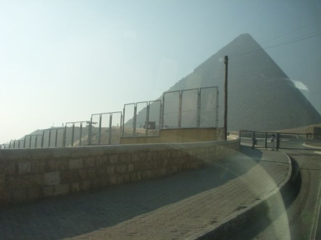 両親の還暦のお祝いに家族４人でエジプト旅行。<br />関西国際空港→カイロへ<br /><br />ギザの３大ピラミッド、スフィンクスを見学後、<br />ダハシュール、メンフィス、サッカーラへとピラミッド三昧の２日目。<br />