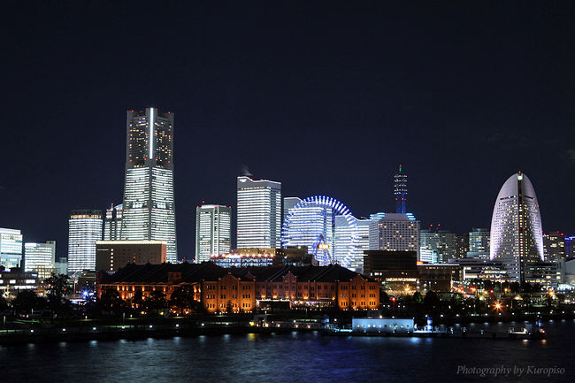 神奈川県横浜市西区みなとみらい21地区では、<br />毎年クリスマスシーズンにパシフィコ横浜（会議センター）を含む<br />地区内のオフィスビル群が一体となって、各施設関係者の協力のもと全館点灯し、<br />みなとみらいの街全体を一つのイルミネーションに創り上げるイベント<br />「TOWERS Milight ～みなとみらいのオフィス全館点灯～」を開催しています。<br /><br />エコ意識の高まりが国内に広まって久しいですが、<br />聖なるこの夜ばかりはみなとみらいの街全体が煌めく光に包まれ、<br />集う人々を夢の世界に誘います。