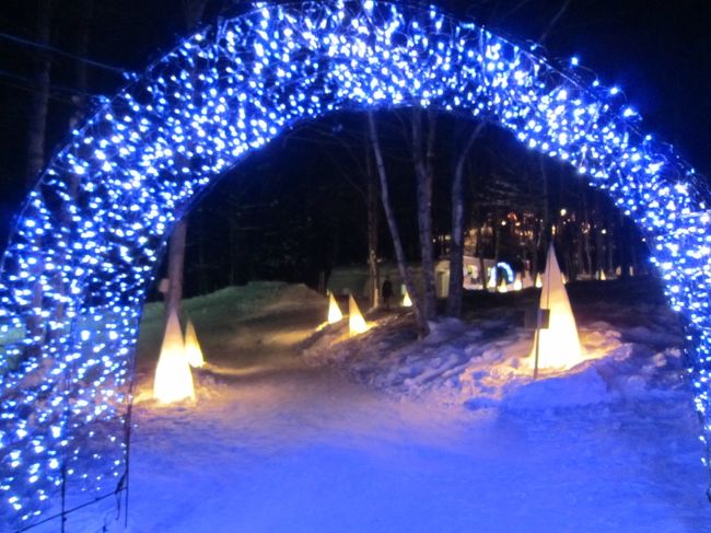 北海道富良野市の「新富良野プリンスホテル」の目の前の敷地で、冬の夜を楽しむ体験施設イベント<br /><br />『ふらの歓寒村』が2010年12月23日から始まりました！<br /><br />約2万平方メートルのゴルフ場跡地に雪壁散策路やアイスバー、タイヤチューブ滑り台があります。<br /><br />この日のナイターでのスノーボードは止めて、「ふらの歓寒村」を体験することに！<br /><br />がっちり着こんで行きましたが、意外と暖かい夜の富良野でした。