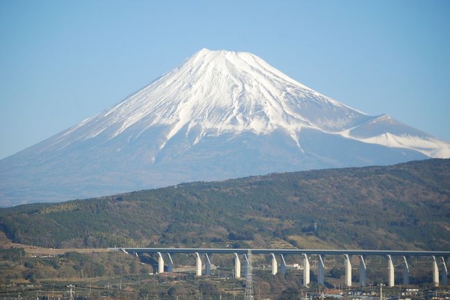 １月５日、今年初めての大阪出張があり、午前7時40分東京発の新幹線「のぞみ」号に乗り、新大阪へ向かった。<br />この日はかなり天気が良く、静岡の三島から富士にかけて素晴らしい富士山を眺めることができた。<br />ここでは、大崎〜小田原〜新富士〜静岡〜浜松の間で写真撮影を行った結果をまとめた。<br /><br /><br />＊写真は三島〜新富士間で見られた素晴らしい富士山