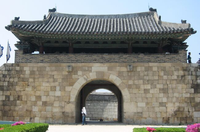 テーマ別韓国旅行記・総集編の第六弾は世界遺産巡りの紹介です。韓国の世界遺産は、自然・文化遺産を合わせて10件です。括弧の年数は登録年です。<br /><br />①石窟庵と仏国寺(1995年)<br />②海印寺大蔵経板殿(1995年)<br />③宗廟(1995年)<br />④昌徳宮(1997年)<br />⑤華城(1997年)<br />⑥慶州歴史地域(2000年)<br />⑦高敞、和順、江華の支石墓群(2000年)<br />⑧済州の火山島と溶岩洞窟(2007年)<br />⑨朝鮮王陵(2009年)<br />⑩大韓民国の歴史的村落:河回と良洞(2010年)