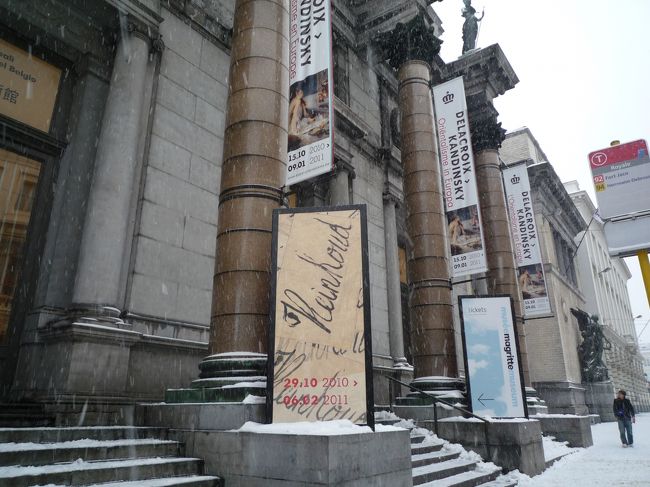 前の晩にまた雪が降り積もり、朝もまたチラホラと雪が舞うブリュッセル。<br />予定ではブリュージュへ日帰りで行くつもりでしたが、ブリュッセルでのんびり、王立美術館でフランドル絵画とグランプラスのクリスマスの飾りつけを十分楽しみました！