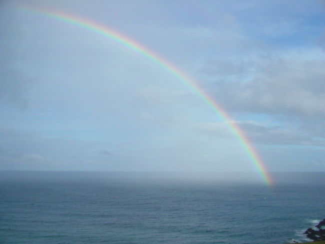 虹の付け根には宝物が埋まっているといいますが、イースター島で虹の付け根を見つけました！宝物は無かったですが・・。イースター島の最終日、もうだいたい行きたいところには行き尽くしたのでぶらぶらしていたのですが、虹を発見！何か島がさよならを言ってくれているようで感激です。