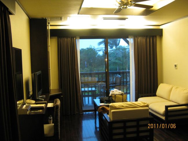 <br /> 2011年の初国内旅行は、暖かい沖縄旅行です。<br /><br /> お正月明けの日本列島は寒波です。<br /><br /> 沖縄は日中の温度は17度と暖かく過ごしやすいです。<br /><br /> 沖縄初日のホテルは、JALプライベートリゾートオクマです。<br /><br /> 敷地面積は広大で冬でも緑が多く快適なホテルです。
