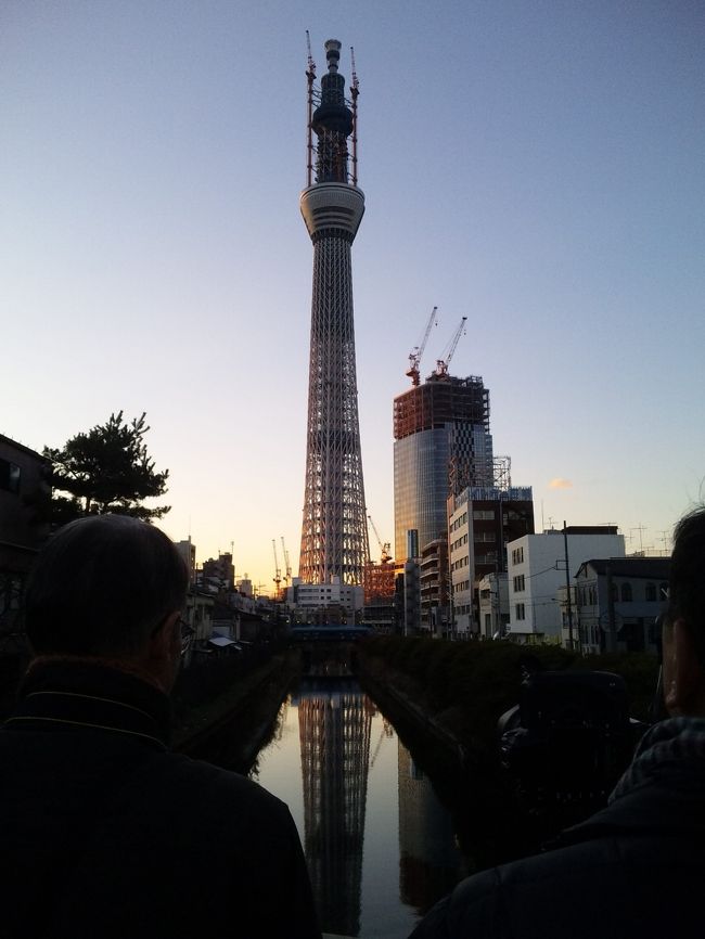 １２月３０日～１月３日にかけての帰省の際、天気も良かったので、あちこち歩き回った旅行記です。<br /><br />［上巻］では、昨年まで住んでいた名古屋への寄り道について書きましたが、［中巻］では新幹線を東京駅で下車し、実家までの足取りについて書きたいと思います。<br /><br />移動も含め、僅か５時間弱ではありますが、最近変わりつつある日本橋、大晦日のアメ横でのショッピングや、水面に映るスカイツリー見物など、下町を効率良く回ってきましたので、ご覧頂ければと思います。<br /><br />◎ご参考<br />[上巻]･･･昨年まで住んでいた名古屋に寄り道。”食”中心です。<br />http://4travel.jp/traveler/high38/album/10533785/<br />[下巻]･･･正月三が日の風景。ツリーと川崎大師とインターコンチとグランスタと、かなり詰め込みました。<br />http://4travel.jp/traveler/high38/album/10537119/