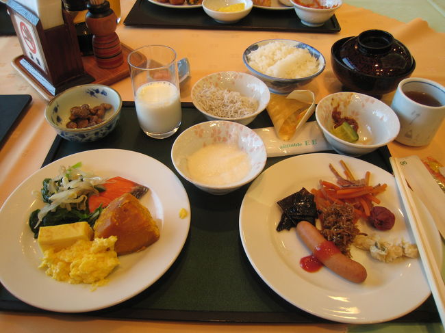 2日目朝食です。<br /><br />あ〜、朝からこんなに食べていいのでしょうか?<br />基本的に朝はパンですが、旅館は和食に限ります。<br /><br />納豆以外は美味しかった。<br /><br />ここの納豆は豆が大きいので、ちょっといまいちでしたね。個人的好みだと思いますけど。<br /><br />味噌汁はしじみで美味しかった〜。もうちょっと身を入れていただくと良かったんですが、殻ばっかりでした^_^;<br />