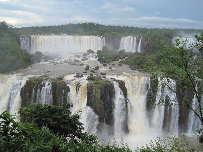 ブエノスアイレスからアルゼンチン側のイグアスの空港「プエルト・イグアス」へ。<br />滝だ！滝だ！　やっほっほー
