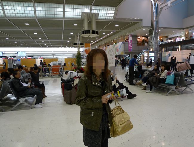 去年に続き年末の旅行はバンコク。<br />お嬢は例によって途中合流するのかと思っていたら、残念ながら休暇が取れずに留守番することに。<br /><br />9泊11日と長旅だが、バンコク以外の予定はない。<br />ホイアンやチェンマイへのショートトリップも考えたが、ホーチミン&シェムリアップ(4月)、シンガポール&バリ(9月)と慌しい旅が続いたので今回はバンコクだけにした。<br /><br />そのかわりホテルは3ヶ所転戦タイプ。<br />最初は川沿いのチャトリウム・スイートに2泊。去年マリオットで川沿いホテルに開眼。<br /><br />2件目はJWマリオットに3泊。キャンペーン価格が出ていたので、マリオットの最上位グレードのJWに泊ってみる。去年のマリオットの印象が良かったので期待大だ。<br /><br />最後はシェラトンに4泊。今回で3回目。場所よし、朝食よし、雰囲気よし、ホスピタリティよしのバンコクで一番のお気に入りホテルだ。<br /><br />留守番のお嬢には悪いが、寒い東京からの逃避行。