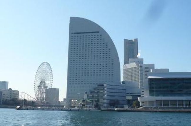 新年最初の旅行は、横浜へ行ってきました！<br /><br />関西在住のお友達と、みなとみらいのホテル（パンパシ）に泊まり<br />中華街や赤レンガ倉庫へ行ってきました。<br /><br />横浜は近い割には年に１回行くか行かないか…な場所ですが<br />街全体が広々していて、水辺も近く、とてもリラックスできました。<br /><br /><br />今回の旅のポイントは<br /><br />☆素敵なホテルでゆったり過ごして日頃のストレス発散！<br />☆赤レンガ倉庫内にある「ビルズ」というオーストラリア発のレストランへ行き<br />　世界一美味しい！と称される朝食を食べる<br />☆横浜中華街で、飲茶の食べ放題へ行く<br /><br />以上の３点です。<br /><br />当初、万葉倶楽部という温泉施設へも行こうかと思っていましたが<br />ホテルのお風呂も十分に広くてリラックスできそうだったので、やめました。<br /><br /><br />ちなみにホテルの予約は、３週間くらい前に「オズモール」からしました。<br />部屋代のみで一人あたり８８００円（税・サ込）でした。<br /><br />土曜日なのにアップ料金もなくて、ラッキーでした(^-^)♪<br /><br />「お部屋はおまかせ」のプランで１３時のレイト・チェックアウトがＯＫ。<br /><br />