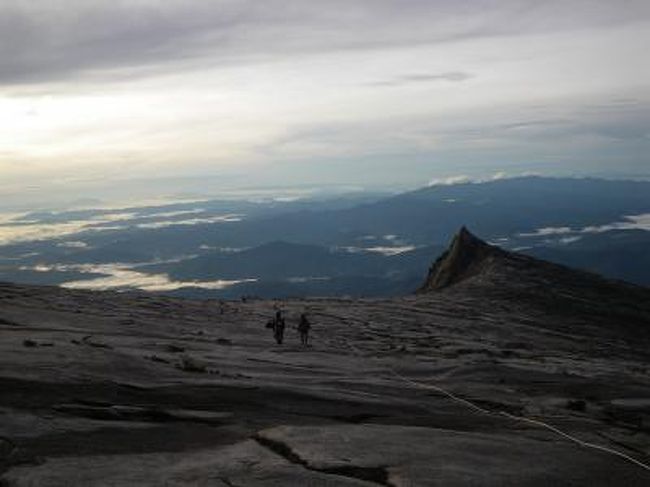 東南アジアの最高峰、キナバル山に登りました。今回の＋１は下山時のヴィア・フェラータ。岩登り（下り）を一般向けにアレンジしたアクティビティです。