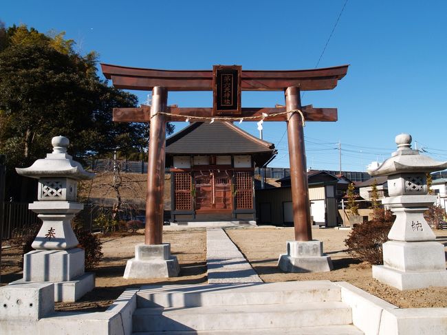戸塚宿の上方見付を過ぎたところに第六天神社がある。第六天神社とは元々は第六天魔王(他化自在天)を祀る神社として創建されたものであるが、明治になって神仏分離の際に、多くの第六天神社ではその社名から神世七代の第6代の面足命・惶根命(オモダル・アヤカシコネ)の夫婦神に祭神が変更された。 社殿が新しくなっていたが、石碑はそのままだ。藤行翁のことも、「藤行翁之碑」が建てられた1854年が嘉永七年なのか安政元年だったのかも、2つに割れた理由も分からなかった。銅版貼りの鳥居や社殿が緑青で緑色になるまではどのくらいかかるのであろうか。(表紙写真は第六天神社)