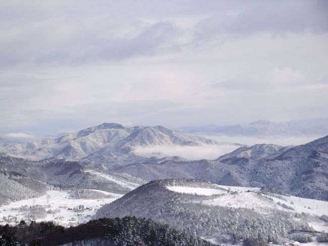 今シーズン待望の初滑りに行ってきました。場所は兵庫県にある神鍋高原・万場スキー場。<br />全国的には知名度は低いかもしれませんが、関西では有名なスキー場の一つです。<br />３連休の次ぎの日だったらきっと空いていると思って(#^.^#)休日出勤で休みを振り替え、日帰りで滑りに行ってきました。<br />前日に雪も降って、コンディションはサイコーでした(^O^)／