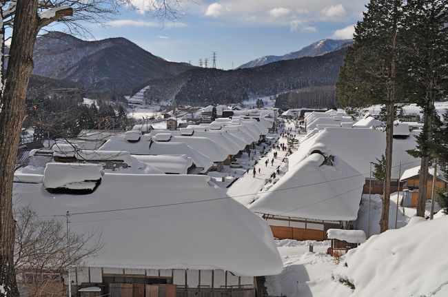 新年の旅行の最大の目的は，フィンランド人のマリちゃんに「大内宿」を見せることだった．年末の大雪の後，この日は晴れていて，最高の雪景色．朝0934に到着．朝早いため，ほとんど観光客もいなく，また開いている店もなく，静かな大内宿を見学で来た．昼近くなり，観光客は増えたが，残念ながら正月で開いている店は少なかった．しかし雪景色の大内宿は，江戸時代のような風情があった．今年の初詣は高倉神社であった．1145に高遠そばの「三澤屋」を予約した．<br />冬の大内宿はおすすめだ．