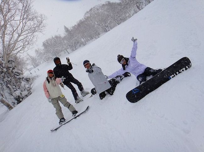 久しぶりの北海道家族旅行。<br />パパママはショートスキー<br />子供達はスノーボードに挑戦しました