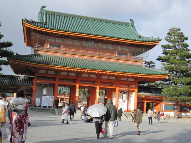 徳島旅行の翌日、京都で初詣をしました。<br />京都駅からバスで平安神宮へ行きました。<br />この日は成人の日だったので、あちこちで着物の人を見かけました。<br /><br />平安神宮で初詣をした後、京都市立動物園に行きました。<br /><br />帰りに錦市場を散策して、新幹線で帰りました。