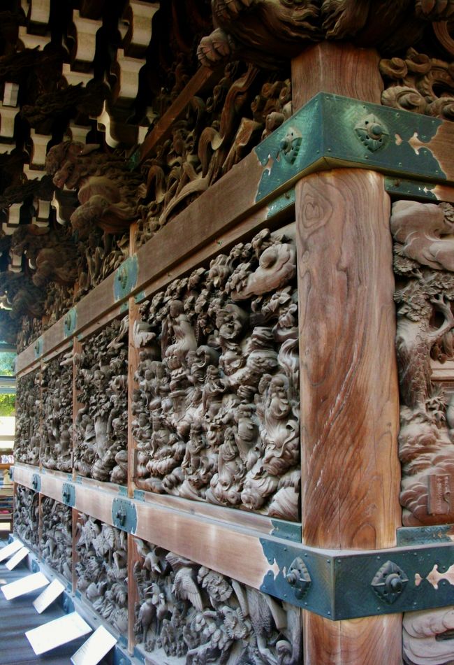 柴又帝釈天は、東京都葛飾区柴又七丁目にある日蓮宗の寺院の通称である。<br />正式名称は経栄山 題経寺である。<br /><br />彫刻ギャラリー<br />帝釈堂内殿の外部は東・北・西の全面が装飾彫刻で覆われており、中でも胴羽目板の法華経説話の浮き彫り10面が著名である。これは法華経に説かれる代表的な説話10話を選び視覚化したもので、大正11年（1922年）から昭和9年（1934年）にかけて、加藤寅之助ら10人の彫刻師が1面ずつ分担制作した。この羽目板の上方には十二支と天人、下方には千羽鶴が表され、高欄（縁）より下の部分には花鳥および亀を浮き彫りで表す。<br />これらの彫刻を保護するため、内殿は建物ごとガラスの壁で覆われ、見学者用の通路を設け、「彫刻ギャラリー」と称して一般公開している（「彫刻ギャラリー」と大客殿、庭園の見学は有料）。 <br />（フリー百科事典『ウィキペディア（Wikipedia）』より引用）<br /><br />柴又帝釈天については・・<br />http://www.taishakuten.or.jp/<br /><br />説話彫刻については・・<br />http://www.taishakuten.or.jp/index2.html<br /><br />