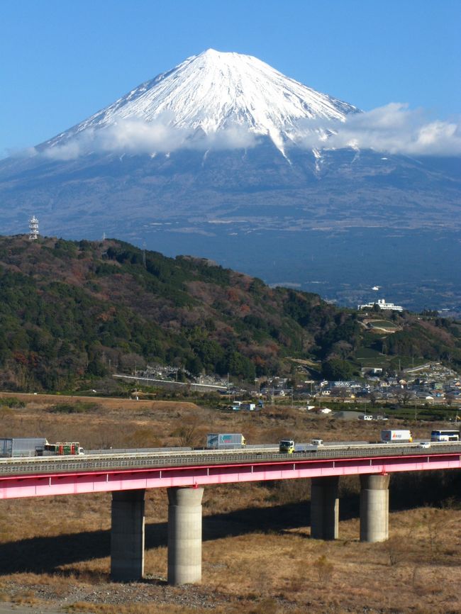 薩タ峠（さったとうげ）は、静岡県静岡市清水区にある峠である。東海道五十三次では由比宿と興津宿の間に位置する。サッタ峠と表記する例が増えている。<br /><br />峠からの富士山と駿河湾の景色は、東海道五十三次にも残されるほどの絶景であり、高速道路（東名）の宣伝材料など、さまざまな素材にも利用されている。<br />すぐ下には、東名高速道路の薩タトンネルが通っている。<br />（フリー百科事典『ウィキペディア（Wikipedia）』より引用）<br /><br />富士川サービスエリアは富士山のビュースポットとして、プロ・アマ問わずカメラマンの間でも有名。そびえる富士山を借景にして、富士川や市街地、伊豆の天城連山、箱根の山並みなど…、四季折々の景色が楽しめる。(下記より引用)<br /><br />富士川サービスエリアについては・・<br />http://www.c-exis.co.jp/sapa/detail_2/012220116.html<br />