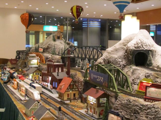1月6日、午後９時半過ぎに大阪駅南口より地下一階に下りてヒルトンホテルの一階ロビーに出てみると偶然にも巨大鉄道模型を見ることができた。　後から分かったことであるが、このような模型は名古屋、東京ではかなりまえから展示されていたとのことで大阪では２００９年より展示されていたが、昨年は「ヒルトン・クリスマス・トレイン」として１１月２２日から今年１月１０日迄置かれていたとのこと。<br />このような巨大な鉄道模型は初めてで珍しく写真撮影をした。<br />巨大模型の大きさは縦：８．４ｍ、横：４．２ｍの巨大ジオラマであり、冬のヨーロッパをイメージしたものである。<br /><br /><br /><br /><br />＊写真は大阪ヒルトンホテルの一階ロビーに展示されていた「ヒルトン・クリスマス・トレイン」
