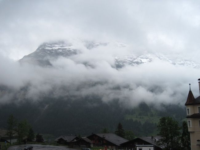 なかなか新婚旅行の旅行記が作成出来ません(;_;)<br />とりあえず表紙だけでも…。<br /><br />この表紙の写真はアイガーです。<br />スイスでは天気がほとんど悪くて雪や雨ばかりで山が見えなかったのが残念。