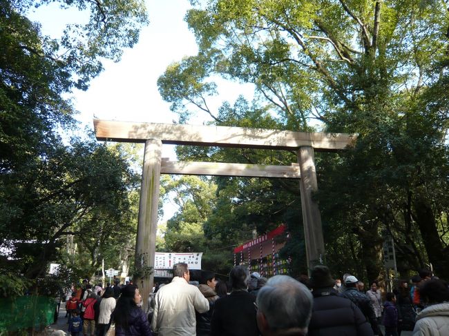 東京へ戻る前に、母とその友人のおばさんと一緒に熱田神宮へ初詣。<br />かなりの人出を覚悟していきましたが、割とすんなり御参りできました。<br />やはりいい気が流れていますね。<br />気持ちが明るくなりました。