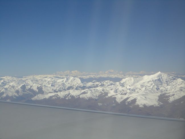 次の日ラサから飛行機にてネパールのカトマンズへ移動しました。窓側で途中までヒマラヤを見ることができ、感動しました。<br />カトマンズの人のパワーには圧倒されました。