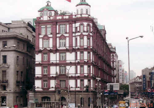 上海エクスプローラー　　真田　晃（元上海総領事館領事）より、現在上海で由緒あるホテルとされているものには、租界時代ホテルとして建てられ、一流ホテルとして名を馳せていたものと外国人用の高級マンション、クラブとして建てられその後転用されたものが有ることが判りました。これらは、いずれも20世紀初頭の30年程の短期間に集中して建てられたものです。<br /><br /><br />