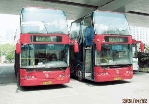2007年2月に911番バスの区間運転として、真っ赤で2階部分に屋根のない2階建てバスが淮海路を走っていた。ところが、距離が短く運転間隔もまばらだったため、思うように乗客が付かず、路線の改良が求められていた。 そこで、巴士集団では、外灘-淮海路-徐家匯-上海体育館を結ぶ2階建て観光バス「観光巴士1路」の運行を2008年1月8日より始めた。 バスは、1台100万元する2階建てタイプで、これまでの911番で使われたオープンカータイプと同じ。観光客をターゲットとしており、今回まず10台投入された。運賃は従来の空調バスより1元高い3元。高齢者用のフリーパスも利用できない。<br /><br />