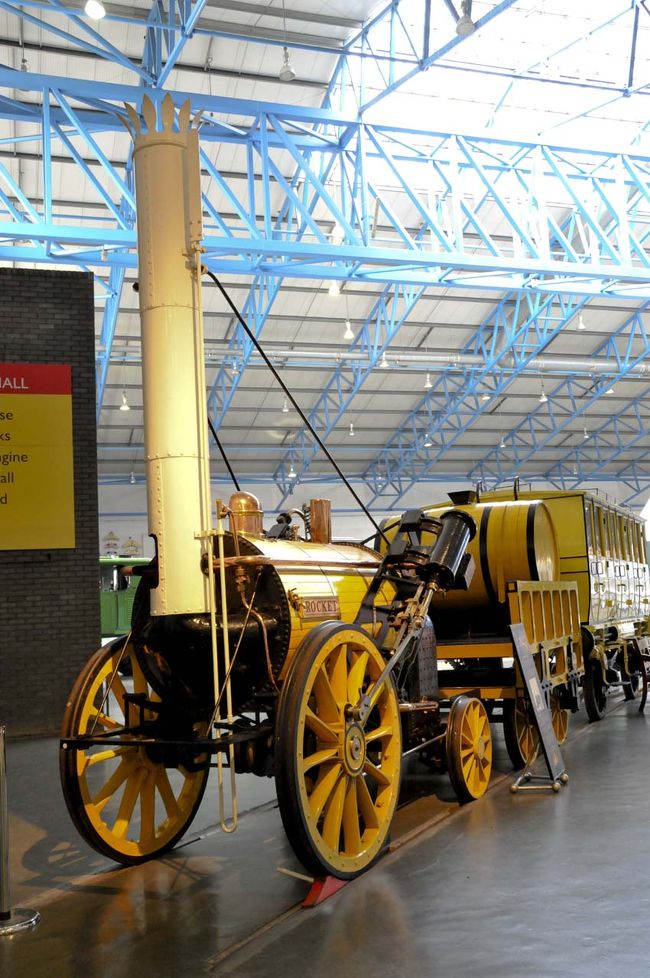 前に書きましたがロンドンで数日の余裕ができてさてどこに行こうかと考えたときにまず頭に浮かんだのが私の偏った好みですが1)ヨークの国立鉄道博物館 2)バプールの海洋博物館3)チェスターでした。<br />英国は蒸気機関の発祥の地、また蒸気機関車を使った鉄道技術の発祥地でもあります。そして産業革命の担い手として全土に鉄道がめぐらされました。<br />古いものをいつまでも大切に使い、また保存する英国人の気質から保存列車が今でも各地で運転されています。また同時に機関車や車両を陳列した博物館が各地にあります。その内でヨークにある国立鉄道博物館はもっとも充実しており世界一の鉄道博物館と言われています。そこには大事に保存されたきた技術遺産が沢山展示され技術史の教科書のようで私は鉄ちゃん（鉄道マニア）でないのですが古い時代の機械技術者として楽しく見物できると大いに期待して行きました。<br />実はヨークの旧市街がこれほど見所があるとは知りませんでした。大変に楽しい市内観光のおかげで鉄道博物館に着くのが大幅に遅れて16:45になってしまい、閉館までたったの1時間だけの見学になってしまいました。そのため有名な機関車だけでも見ようと大急ぎでグレートホールだけの見物となりました。<br />残念な短い訪問になってしまいましたがそれでも楽しい見物でした。<br />