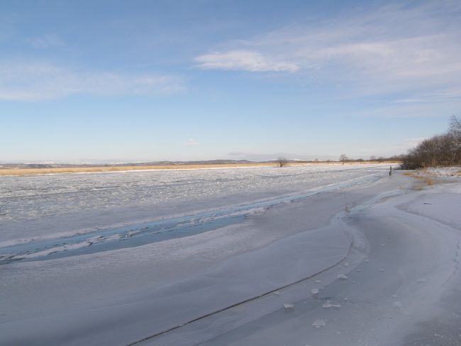 平年並みに「晴れてしばれる」今冬の釧路。川も湖も凍ります。寒さがくれる美しい贈り物　塘路湖では御神渡りも見られます（＾◇＾）<br /><br />この日は4トラobaqさんご夫妻とご一緒します<br />中標津空港へお出迎えの前にルンルンルンルン♪♪〜♪と晴れてシバレル冬ウオッチングへ<br /><br />下書きのまますっかり公開するのを忘れていました(-_-メ)<br />急ぎ公開します。（コメントなしですが）23年4月23日