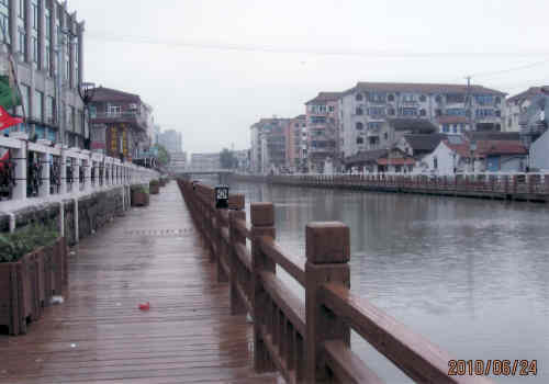 南匯区<br />区名は長江の水が潮流の影響で南に方向を変え、銭塘江と交匯（混ざる意味）することより命名された。1386年（洪武19年）、明朝は倭寇に備えるため南匯嘴（現在の恵南鎮）に築城している。1726年（雍正4年）、清朝は上海県よりこの地を分割し南匯県を設置した。当初は江蘇省の管轄であったが、1958年に上海市管轄に改編され、2001年1月9日に市轄区に昇格した。2009年5月6日に南匯区は隣接の浦東新区に統合された。<br />