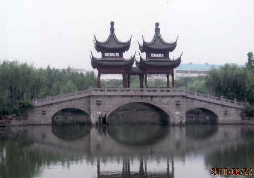 奉賢区<br />上海市では、あらたに上海奉賢区に残る旧市街の町並みを保存することを発表した。保存が決まったのは、奉城老城廂・奉賢青村港・庄行南橋塘の3カ所。いずれも、オリジナルの姿を基本に保存・整備される。　2004年以後、奉賢区は観光化に注力し、金山区との共同事業として中国最大の海上旅遊基地が建設され、2005年には奉賢区碧海金沙海<br />上楽園が開園している。区名は孔子の弟子である言偃がかつてこの地で学問を教授したという伝承による。<br />秦代から南北朝にかけては会稽郡海塩県に属し、741年（天宝10年）に唐朝により華亭県が設置されてからは清初まで華亭県の管轄となった。1726年（雍正4年）、華亭県の白沙・雲間郷が分割され奉賢県が設置され、1933年には南匯県の15郷が編入されている。<br />