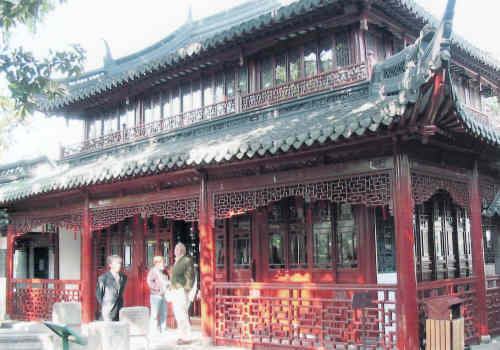 豫園は、上海人の潘允瑞という四川布政使（四川省長）を務めた役人が、かつて刑部尚書（法務大臣）であった父親、潘恩への孝行のために建設した個人の庭園である。1559年に建設が開始され18年後に完成したが、その時はすでに父親は亡くなっていたと言われる。<br />清代初めに潘家の衰えとともに一時荒廃するが、1760年に上海の有力者達が再建に乗り出し、同時に豫園は隣接する城隍廟の廟園となり、西園と改称された。当時の西園には湖心亭や豫園商城の大部分が含まれ、現在の豫園の2倍の広さがあった。その後各種の商業公会（商業組合）により、園内に全部で２１の公所（組合事務所）が設けられた。一時、1842年の阿片戦争以来、小刀会蜂起、太平天国軍の上海攻撃等の戦禍を被るものの、豫園一帯は、従来からあった城隍廟の門前市と一体化して、商業街として発展していった。<br />