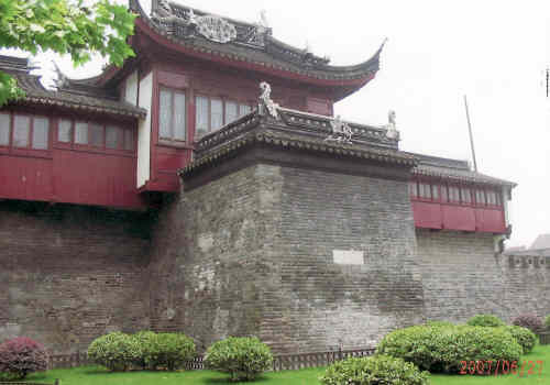 中国の城とは城市である。街全体を城壁で囲い民が生活をしている。王宮、役所、役人、兵隊も生活している。兵隊は城市の出入口を警備し外敵から街（民）を守る、これが中国の城です。長江の河口の街が１２９２年に上海県（中国は市の中に県がある）になり、明の時代１５５３年に倭寇（日本の海賊）の襲撃を受けて焦土となった。<br />街を守る為城壁を造る。高さ８ｍ、外周４．５ｋｍ、城門七ヶ所、見張り用の楼閣二ヶ所、を造り、城壁の周囲には巾２０ｍ、深さ５．７ｍ、長さ５ｋｍ、の濠も造った。その甲斐も有り、その後倭寇の襲撃から守られた。<br />１９１４年租界が発展し上海の街が急拡大し、城壁が交通の障害となり撤去された。城壁の石で濠を埋め道路になった。今の人民路と中華路で円形と成っている。<br />