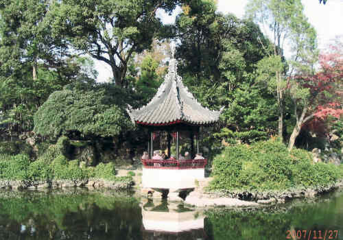 上海の五大古典園林とは旧市内の豫園、松江の酔白池、青浦の曲水園、嘉定の秋霞園と古猗園です。この配置を見れば昔の上海が何所に人が住んでいたのかが分ります。上海市青浦区東北大盈浦の畔にある上海の５古典庭園の一つ。乾隆10年（1745年）に造られ、当時は鎮守の廟の霊苑だった。この庭園を造営するために町中のすべての住民から銭一文を徴収したことから、かつては「一園」と称されていた。曲水園は高い建築芸術の価値をもつ江南庭園であり、独特の風格を見せている。曲水園は、鎮守の廟付属の庭園だった。<br />